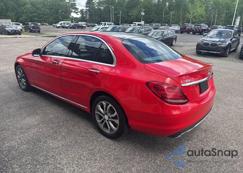 2016 Mercedes-Benz C 300 4Matic z USA, uszkodzony, nr VIN 55SWF4KB9GU114622